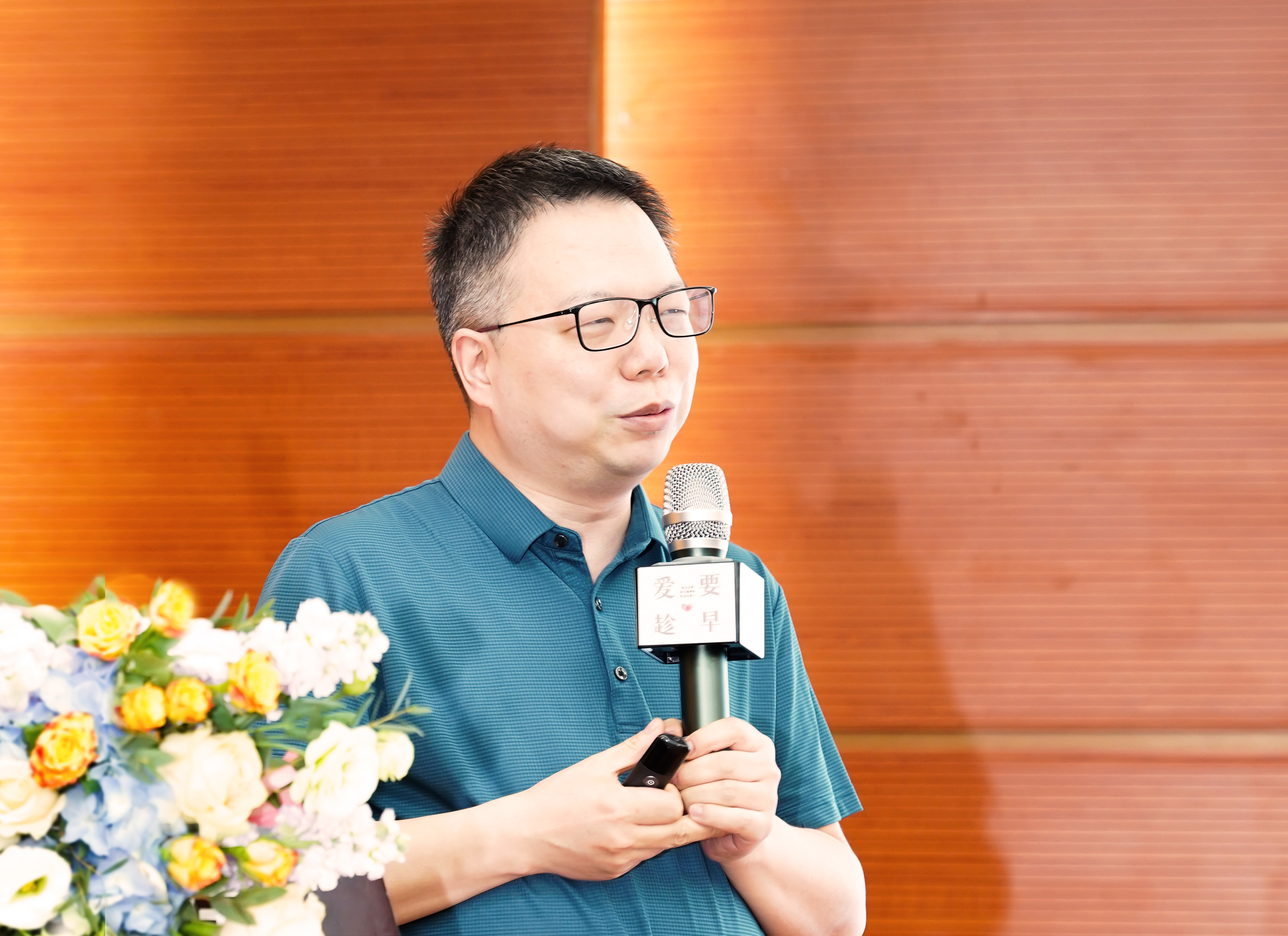 丁震主任.jpg 丁震主任.jpg