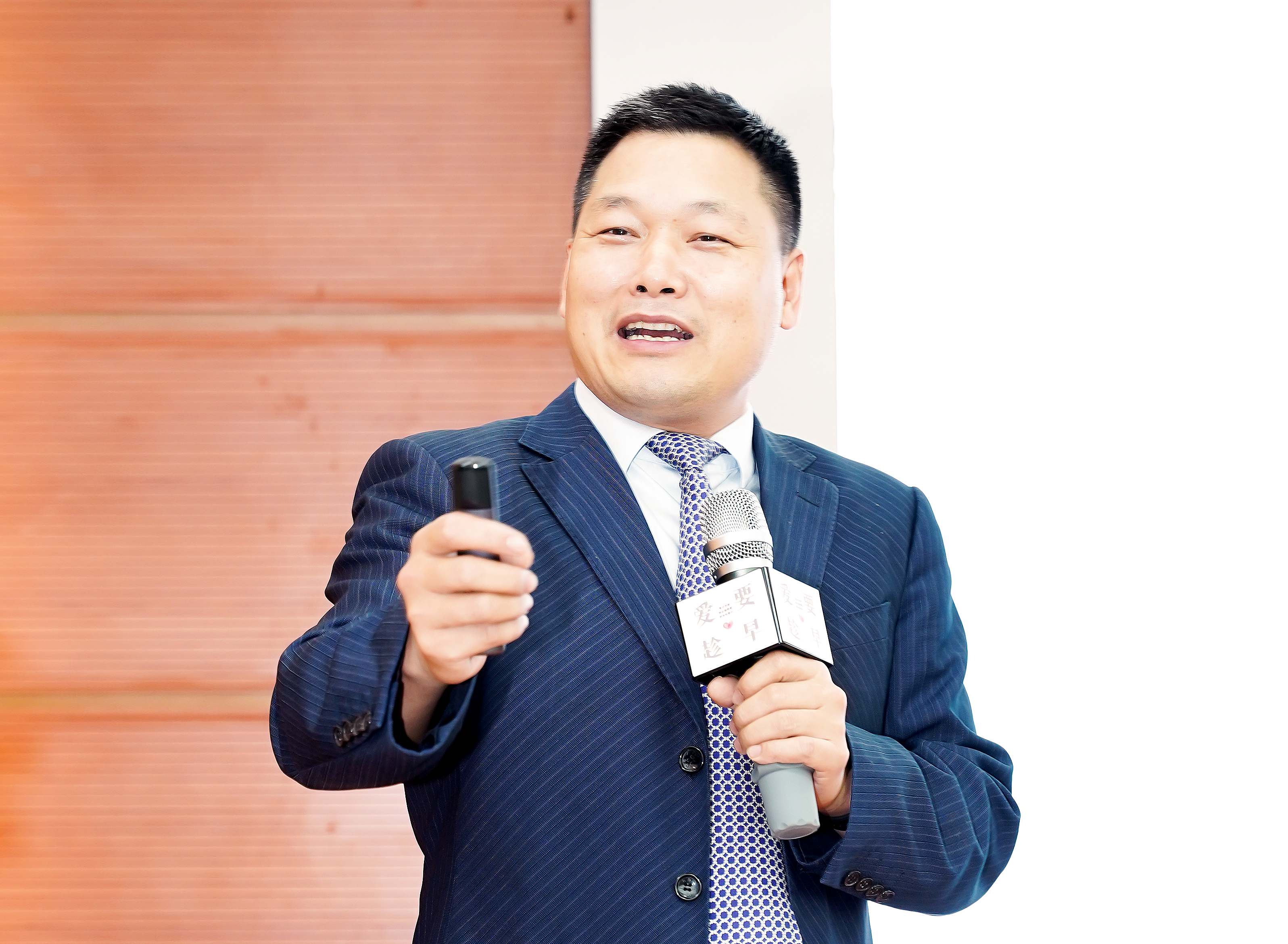 张亚东主任.jpg 张亚东主任.jpg