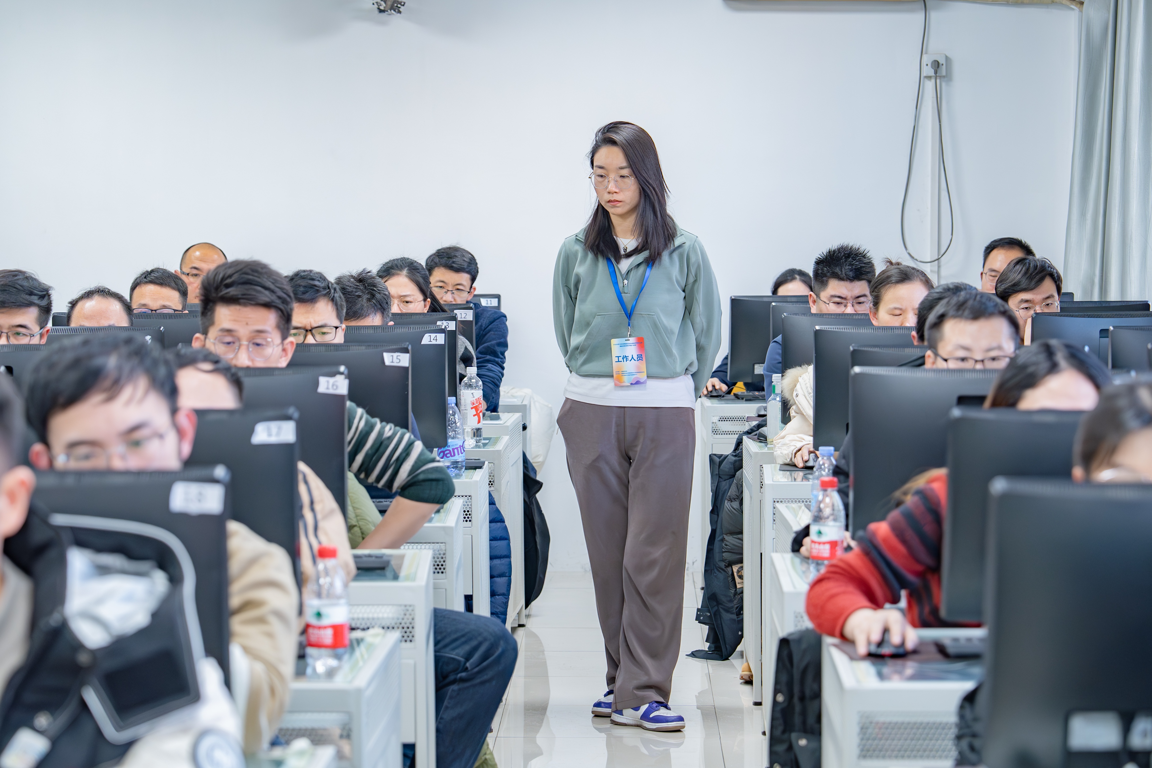 理论考试现场.jpg 理论考试现场.jpg