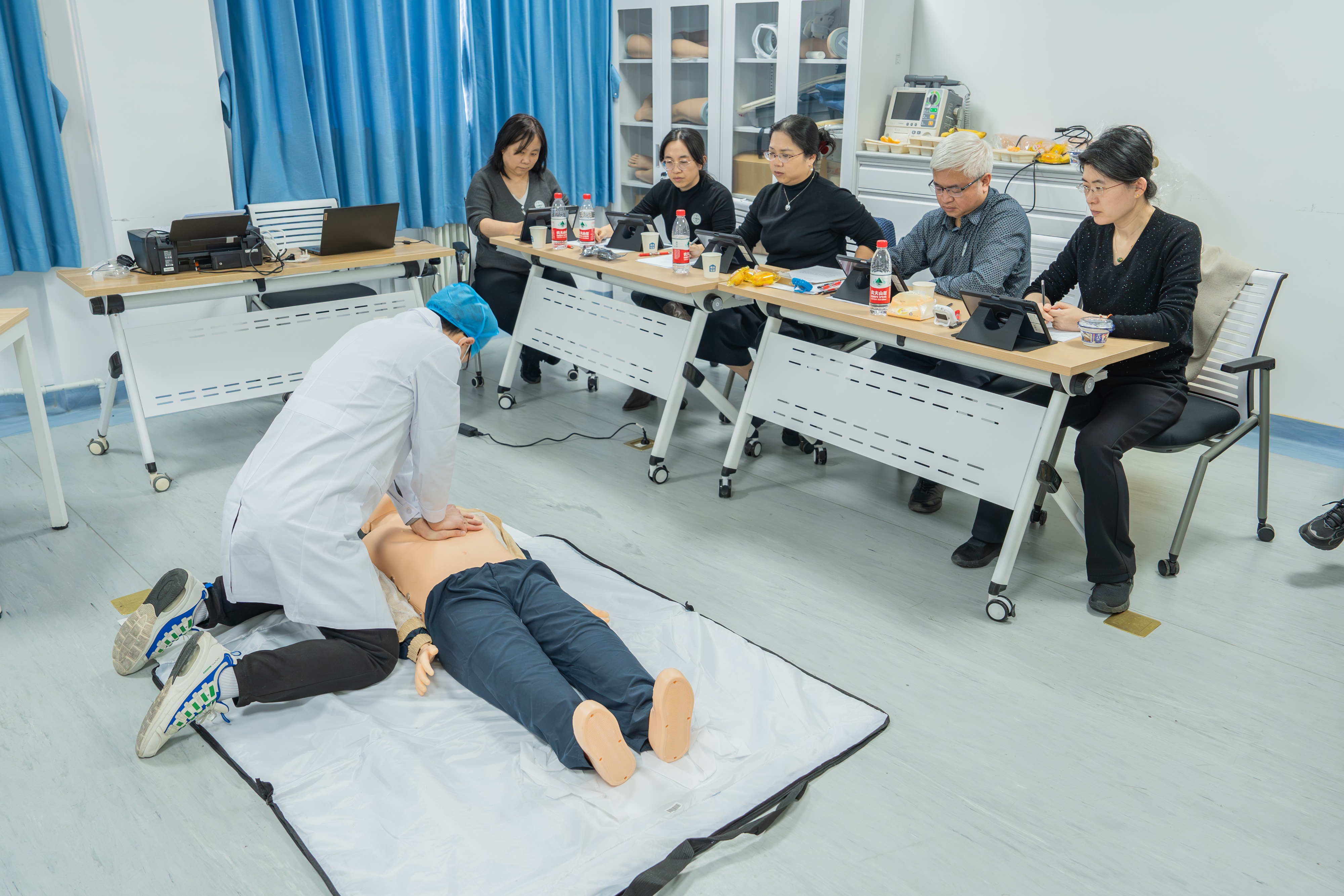 裁判选手一丝不苟.jpg 裁判选手一丝不苟.jpg