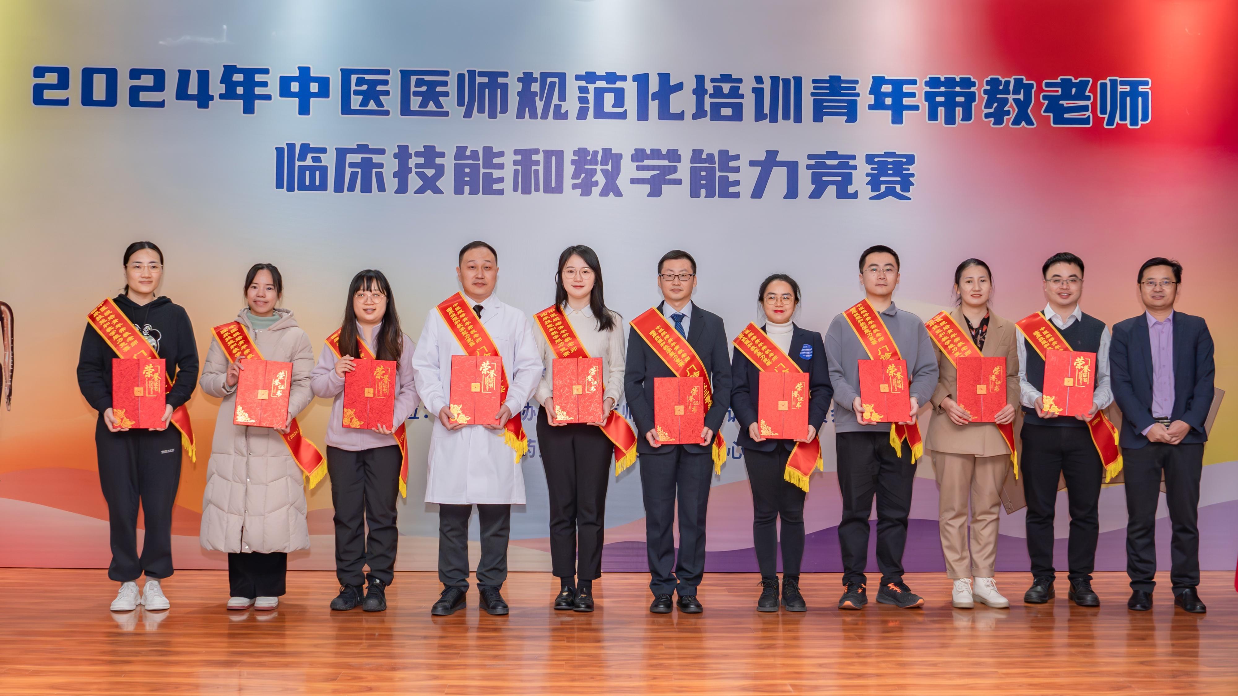 陈令轩处长颁奖1(1).jpg 陈令轩处长颁奖1(1).jpg