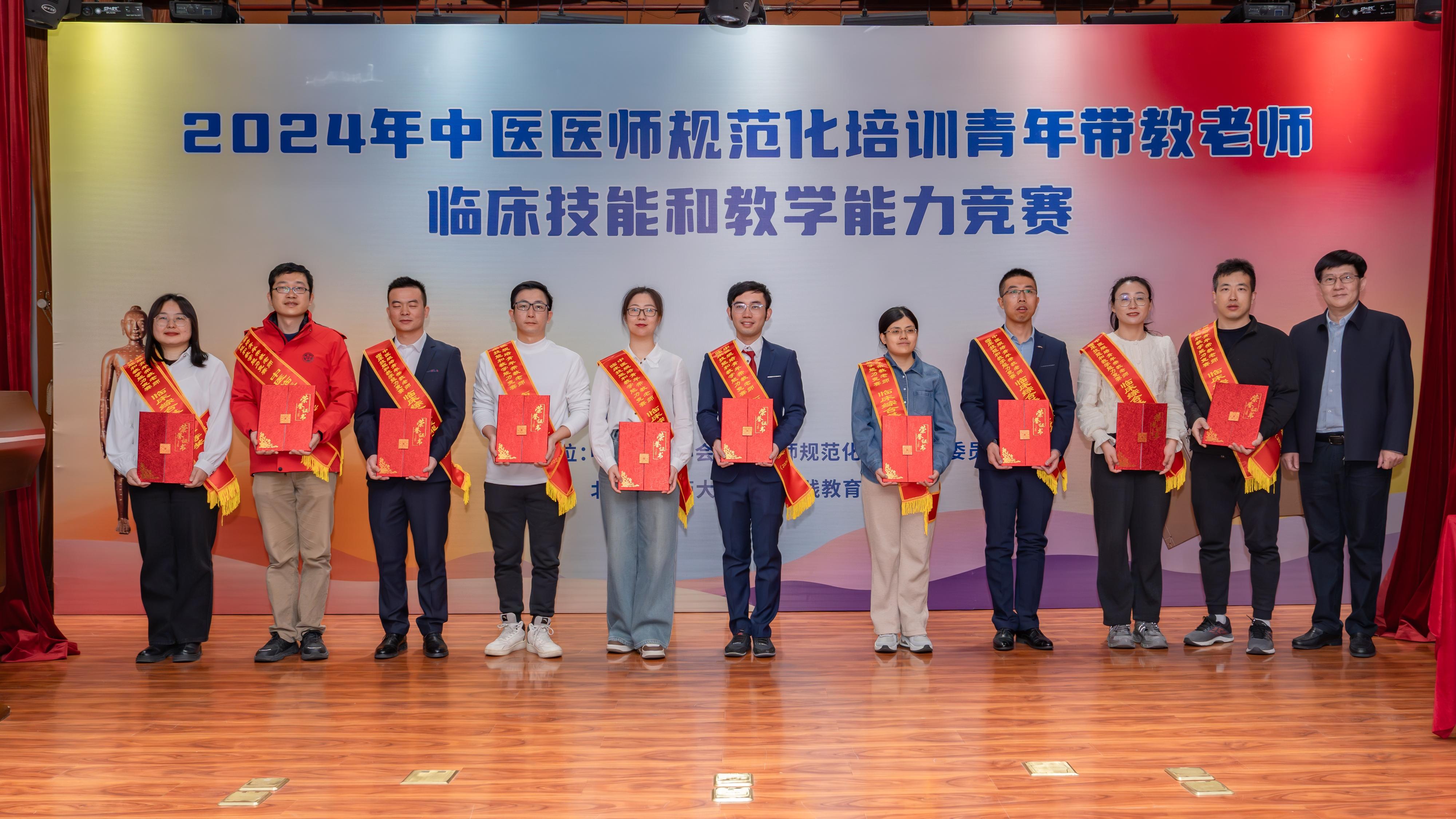 奚会长颁奖(1).jpg 奚会长颁奖(1).jpg