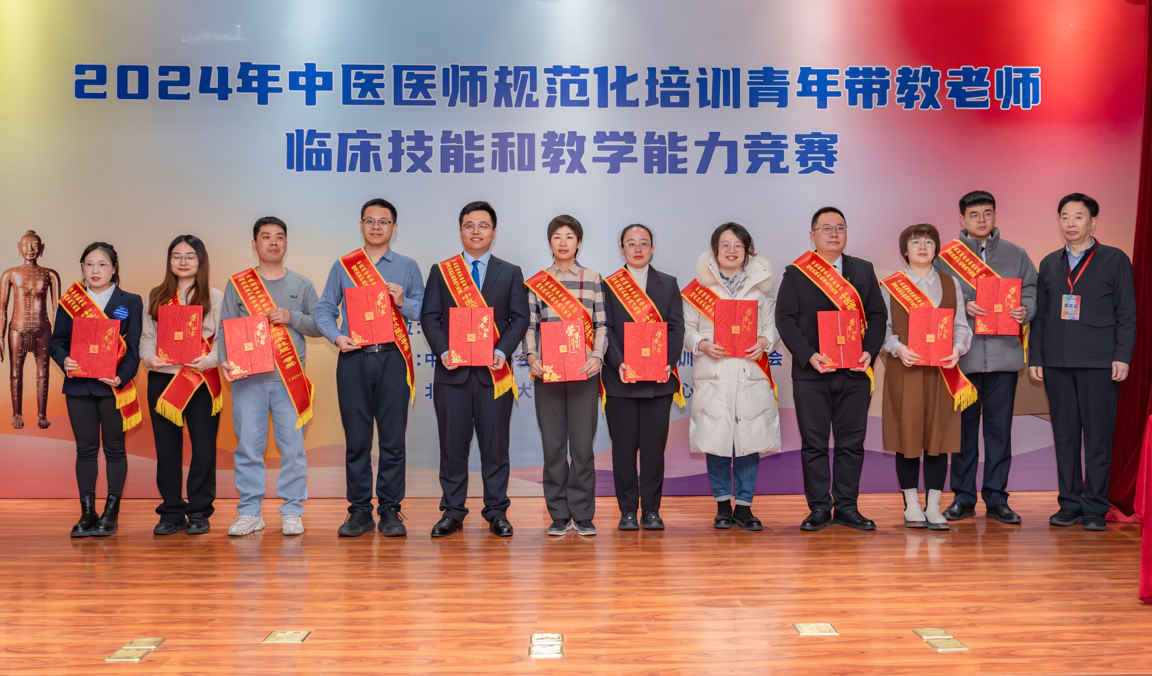 周桂桐校长颁奖.jpg 周桂桐校长颁奖.jpg