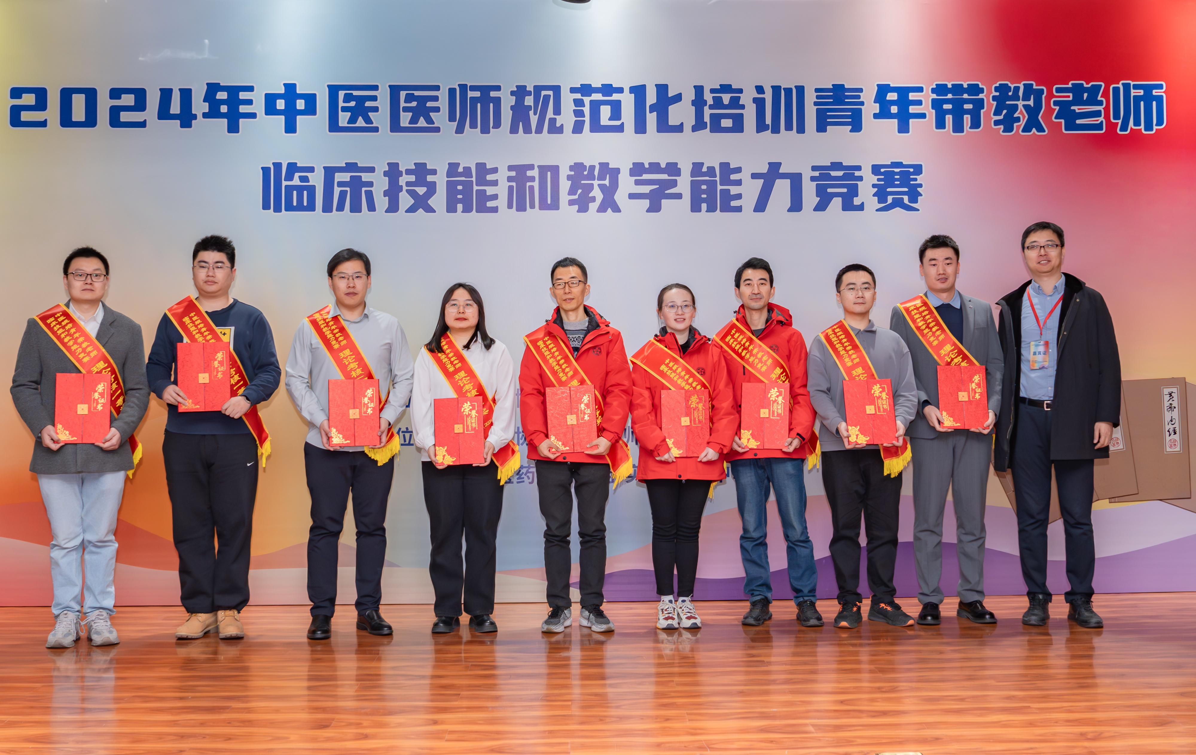 张涛静处长颁奖.jpg 张涛静处长颁奖.jpg