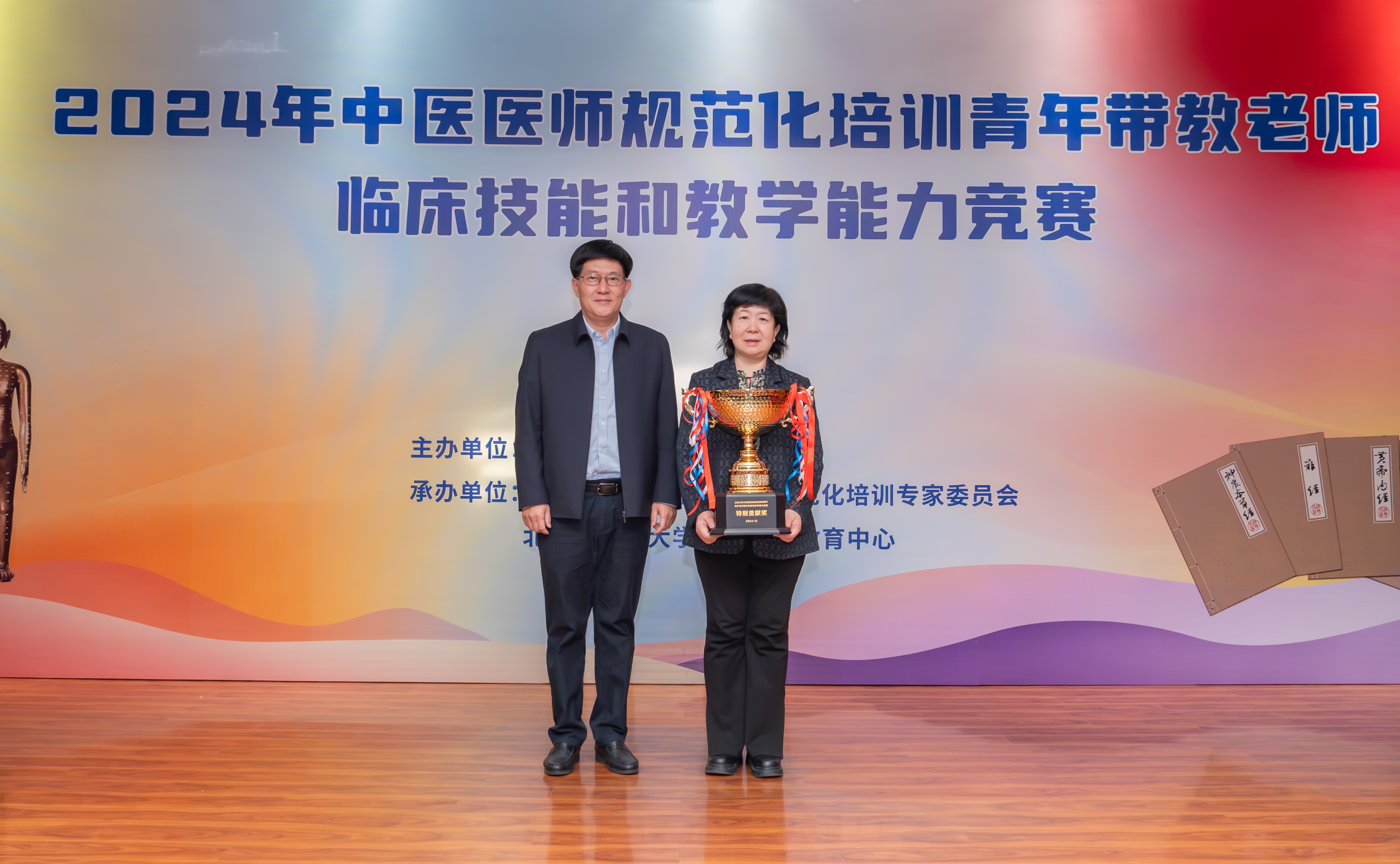 奚会长颁发特别贡献奖.jpg 奚会长颁发特别贡献奖.jpg